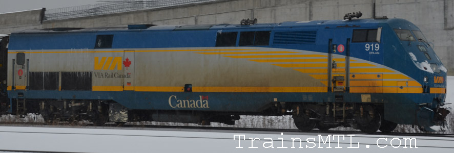 Locomotive VIA919 right side / coté droit